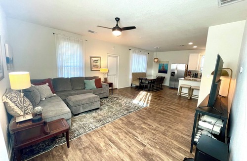 Leander House | Suburban Tranquility Meets Metropolitan Convenience