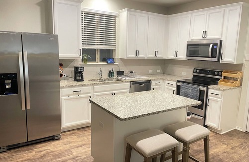 Leander House | Suburban Tranquility Meets Metropolitan Convenience