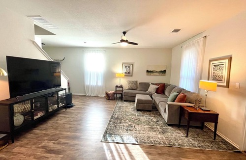 Leander House | Suburban Tranquility Meets Metropolitan Convenience