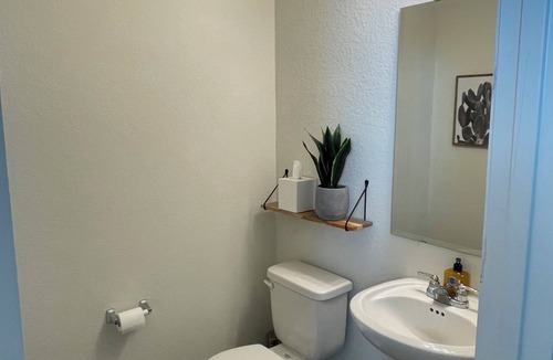 Leander House | Suburban Tranquility Meets Metropolitan Convenience