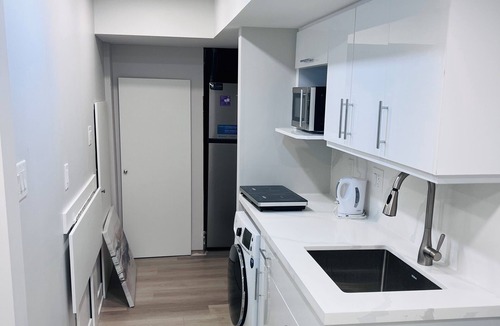 Halton Regional Municipality Apartment | Sudio Basement Suite with Sofa Bed and kitchen, Entrance from Garage -Sleeps 2