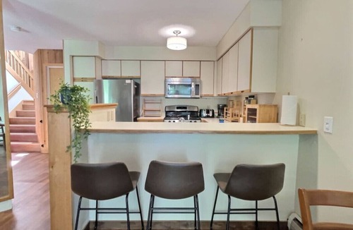 Killington House | SugarBear- Pool, AC, Sauna, Gym, Tennis!