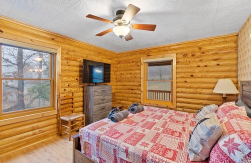 Lynn House | Sugarloaf Cabin - 4BD/3BA - Hendersonville