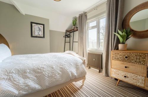 Harlow House | Suitable For Contractors 2 Double Beds and Sofa Bed Private Parking