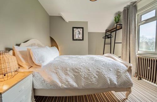 Harlow House | Suitable For Contractors 2 Double Beds and Sofa Bed Private Parking