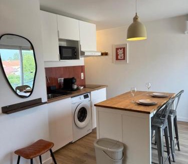 La Verpilliere Apartment | Suite Ô Maé Village Outlet - Gare Aéroport