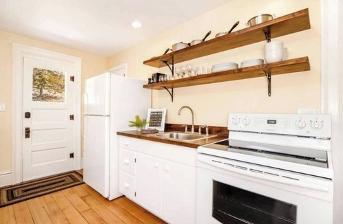 Fountain City House | Suite #2 - Panoramic River Views - King w/Balcony