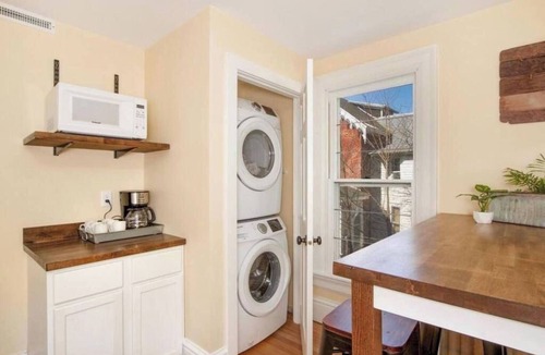 Fountain City House | Suite #2 - Panoramic River Views - King w/Balcony