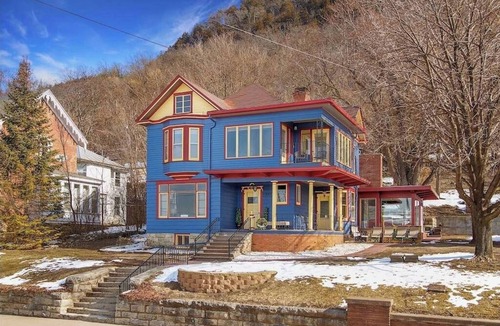 Fountain City House | Suite #2 - Panoramic River Views - King w/Balcony
