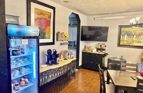 Custer Apartment | Suite 201 "The Golden Eagle"