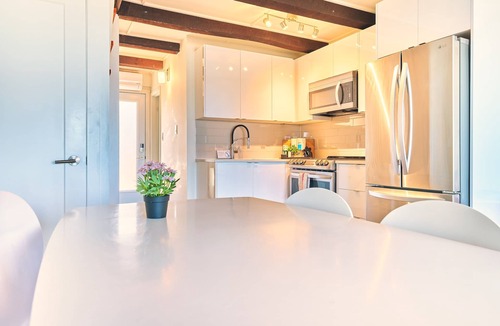 Wainfleet Cottage | Suite 204: Beautiful 3-Bedroom Beachfront Townhouse