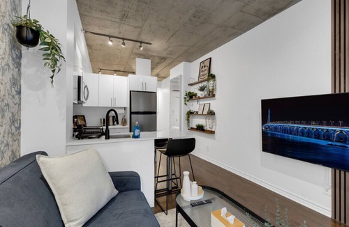 Milton Park Apartment | Suite 206 Downtown Montreal | W/Balcony, Queen Bed, Sofa Bed, Parking & 65` TV