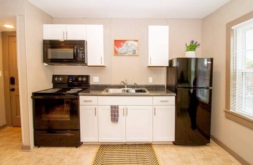Hermann Hotel | Suite #3 - 2 Bed 1 Bath Suite at Suites on 3rd