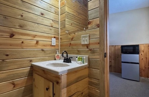 Ten Sleep Cabin | Suite 3: Wake Up Wild in Ten Sleep! Vibes, Epic Trails, Legendary Eats Await!