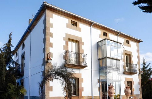 Ocenilla Apartment | Suite 3 with Mountain Views, Shared Terrace, and Wi-Fi