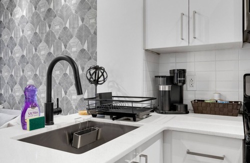Milton Park Apartment | Suite 306 Downtown Montreal | W/Balcony, Queen Bed, Sofa Bed, Parking & 55` TV