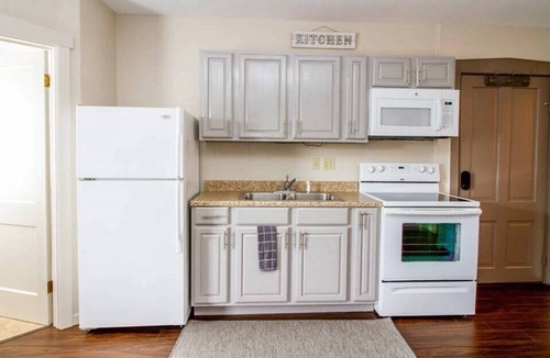 Hermann Hotel | Suite #4 - Adorable 2 Bed Suite in Downtown Hermann