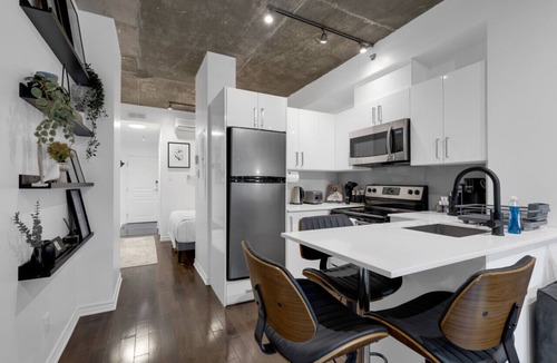 Milton Park Apartment | Suite 407 Downtown Montreal | W/Balcony, Queen Bed, Sofa Bed, Parking & 55` TV