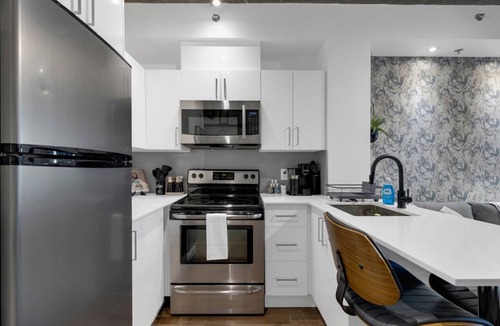 Milton Park Apartment | Suite 407 Downtown Montreal | W/Balcony, Queen Bed, Sofa Bed, Parking & 55` TV