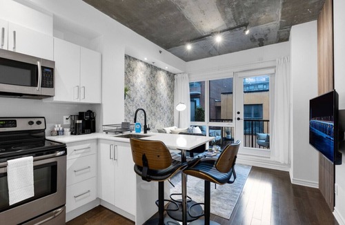 Milton Park Apartment | Suite 407 Downtown Montreal | W/Balcony, Queen Bed, Sofa Bed, Parking & 55` TV