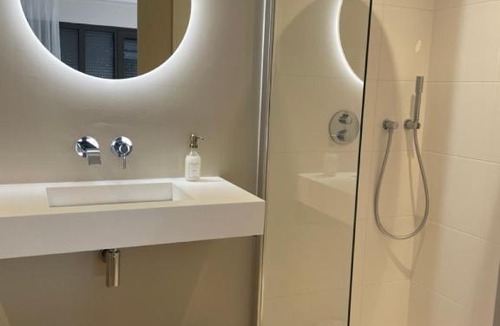 Reyrieux House | Suite 671