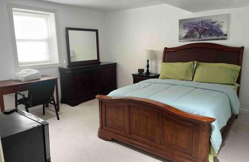 Bowie House | SUITE A - Private Cozy, Spacious Suite with Private Bathroom