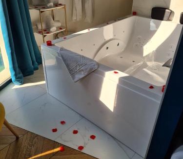 Trevoux Bed & Breakfast | Suite atypique, jacuzzi & Piscine