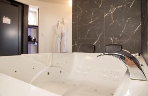 Trevoux Bed & Breakfast | Suite atypique, jacuzzi & Piscine