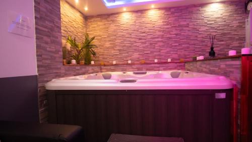 Leguevin Apartment | Suite avec Jacuzzi Privatif-Golden Jacuzzi