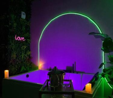 Boran-sur-Oise Apartment | Suite Bali Love - Love Room - Jacuzzi