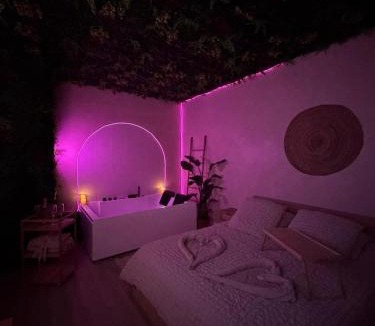 Boran-sur-Oise Apartment | Suite Bali Love - Love Room - Jacuzzi