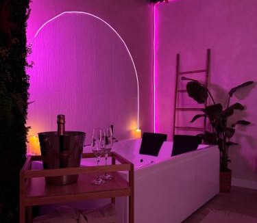 Boran-sur-Oise Apartment | Suite Bali Love - Love Room - Jacuzzi