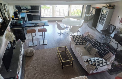Pignan Apartment | "Suite Beau Séjour" in historic village near the sea and Montpellier