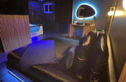 Sainte-Pezenne Apartment | Suite Casanova avec SPA & Escape Love Game - Doux Bleu Jeux