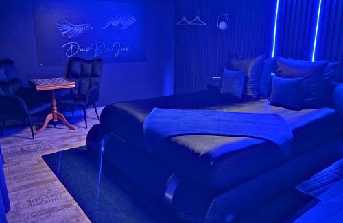 Sainte-Pezenne Apartment | Suite Cléopâtre avec balnéo & billard - Doux Bleu Jeux