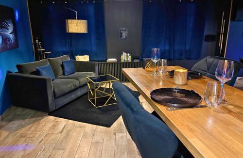 Sainte-Pezenne Apartment | Suite Cléopâtre avec balnéo & billard - Doux Bleu Jeux