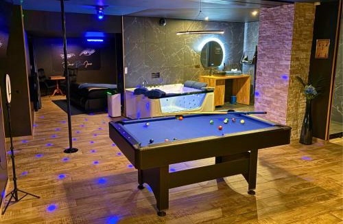 Sainte-Pezenne Apartment | Suite Cléopâtre avec balnéo & billard - Doux Bleu Jeux