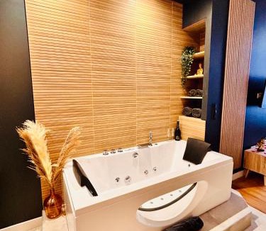 Old Town Apartment | Suite Cosy Jacuzzi Troyes - Secrets d'Ana