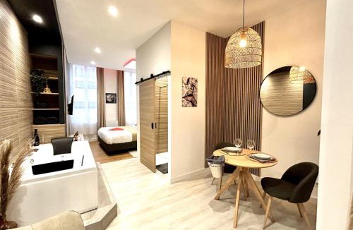 Old Town Apartment | Suite Cosy Jacuzzi Troyes - Secrets d'Ana
