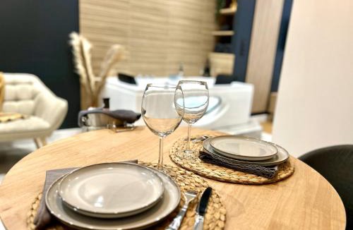 Old Town Apartment | Suite Cosy Jacuzzi Troyes - Secrets d'Ana