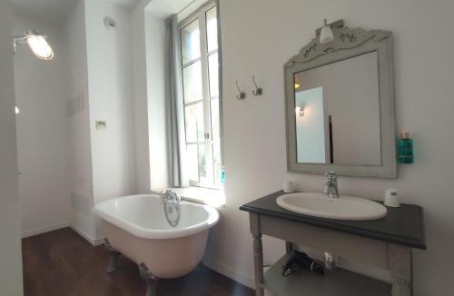 La Redorte Apartment | Suite de Rêve au Château avec Bain Caché - Accès Bassin de Nage - Clim