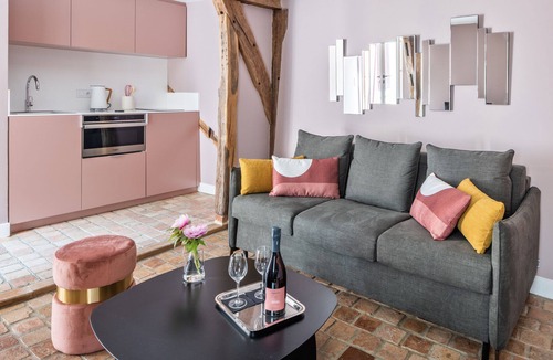 Nogent-le-Roi Apartment | Suite-Deluxe-Rosé de Saignée-Ensuite with Shower-Courtyard view