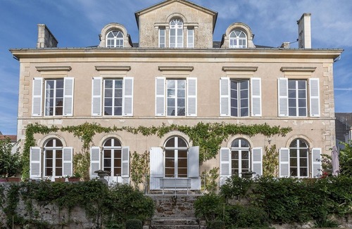 Fontenay-le-Comte House | Suite-Family-Private Bathroom-Pool view-suite 4 etoiles
