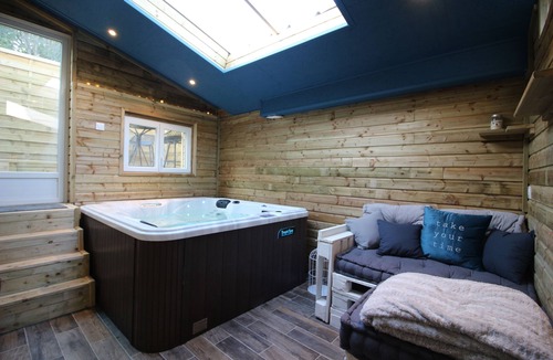 Sainte-Croix-Grand-Tonne Bed & Breakfast | Suite Caen'pagne & Spa - with private Jacuzzi