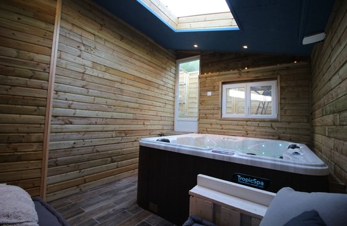 Sainte-Croix-Grand-Tonne Bed & Breakfast | Suite Caen'pagne & Spa - with private Jacuzzi