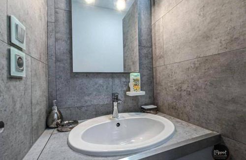 Angouleme Apartment | Suite Houmeau 3- Gare Pôle Image