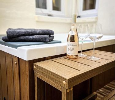 Ternes Apartment | Suite luxueuse avec jardin privatif et jacuzzi
