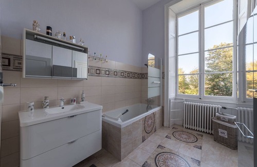 Fontenay-le-Comte House | Suite-Luxury-Ensuite-Pool view-4 étoiles