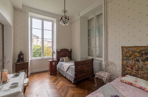 Fontenay-le-Comte House | Suite-Luxury-Ensuite-Pool view-4 étoiles
