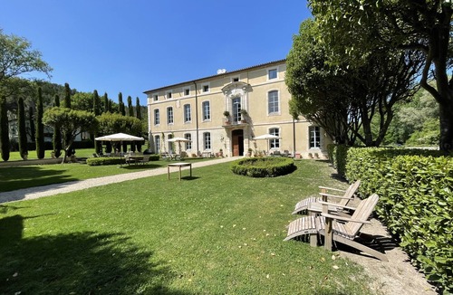 Loriol-du-Comtat House | Suite-Luxury-Ensuite with Bath-Park view